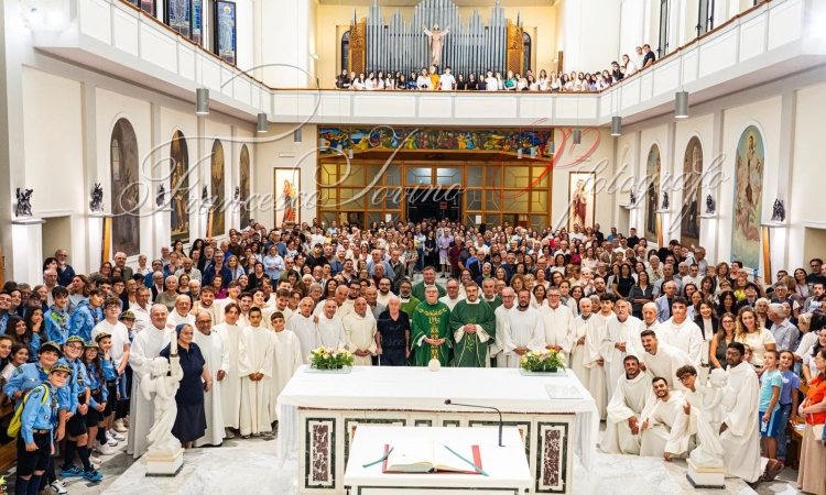 Un lungo e commovente applauso per salutare il nostro parroco